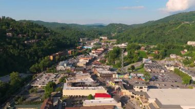 Gatlinburg, Tennessee 'nin hava manzarası dükkanlar ve eğlence merkezleriyle dolu ana cadde, gözlem kulesi ve yakınlardaki Smoky Dağları Ulusal Parkı