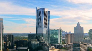 Atlanta Buckhead şehri, yüksek kurumsal ve meskun gökdelen binaları ve şehir trafiği ile. Modern Amerikan şehri..