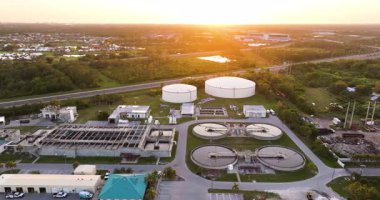 Florida, ABD 'de büyük bir su arıtma tesisi. Belediye su arıtma ve atık su işleme sanayi altyapısı
