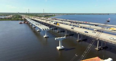 Amerikan karayolu köprüsündeki yol çalışması şantiyesi. Florida, Ellenton 'daki Manatee Nehri' ni geçen J D Young Memorial Köprüsü 'nden geçen araçlar için altyapı genişliyor.