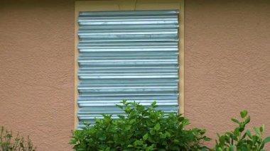 Kasırganın ev pencerelerini koruması için çelik fırtına kepenkleri. Florida 'daki doğal felaketten önce koruyucu tedbirler.