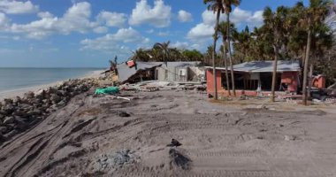 Fırtına, Florida, Englewood 'daki Milton Kasırgası' ndan sonra limandaki evlerde ciddi hasara yol açtı. Körfez kıyısındaki yıkılmış evler