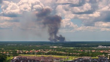 Florida 'nın banliyö mahallesi, reçeteli orman yangını dumanıyla kirlenmiş kötü hava kalitesinden muzdarip.