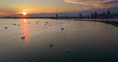 Yatlar ve yelkenliler Miami, Florida 'daki Virginia Key yakınlarında Biscayne Körfezi limanına demirledi. ABD seyahat hedefi