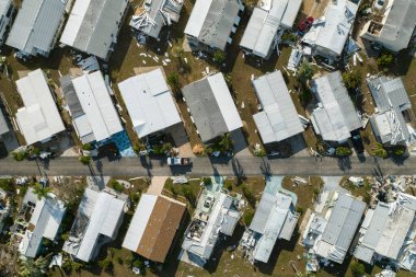 Şiddetli kasırga rüzgarları Florida gezici ev bölgesindeki özel evlere ağır hasar verdi. Doğal afetin sonuçları..