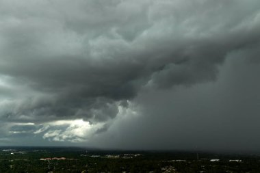 Fırtınalı bulutlar karanlık gökyüzünde fırtına sırasında oluşuyor. Hareket eden ve değişen bulutlu hava durumu.
