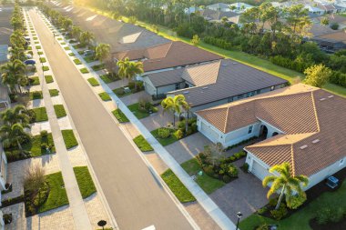 Florida 'nın güneybatısındaki yeşil palmiye ağaçları arasında pahalı malikaneler. Zengin yerleşim yerlerinin hava manzarası.