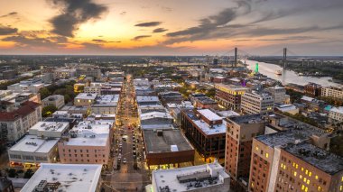 Güney Amerika 'daki tarihi şehir mimarisi. Geceleri Savannah, Georgia 'nın aydınlık sokaklarının manzarası.