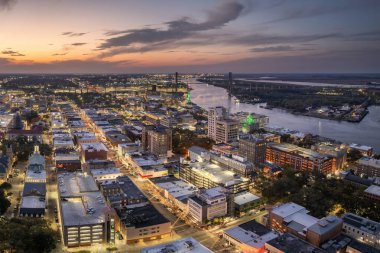Savannah, Georgia Broughton Caddesi. Aydınlatılmış sokakları ve tarihi binaları olan Amerikan mimarisi.