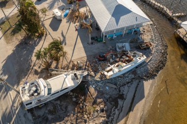 Batık yelkenli teknesi İngiltere, Florida 'daki Milton kasırgasından sonra sığ körfez sularında terk edildi..