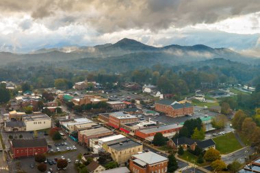Franklin ana caddesi aydınlatılmış restoranlar, hediyelik eşya dükkanları ve dağ kulübeleriyle dolu. Kuzey Carolina 'ya gece yolculuk