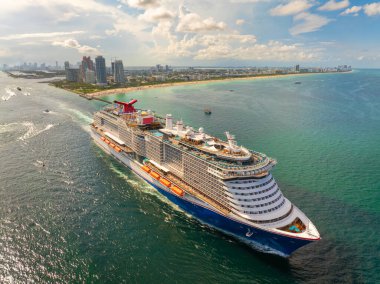 Miami, Florida 'ya seyahat. Limandan ayrılan büyük yolcu gemisinin havadan görüntüsü. Tatil konsepti