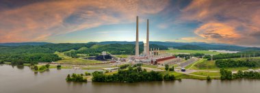 Kömürle çalışan elektrik santrali. Enerji üretimi için fosil yakıt kullanımı.