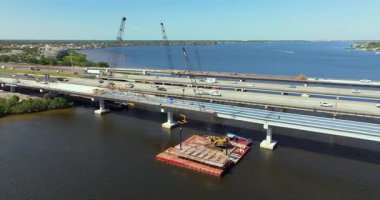 Amerikan karayolu köprüsündeki yol çalışması şantiyesi. Florida, Ellenton 'daki Manatee Nehri' ni geçen J D Young Memorial Köprüsü 'nden geçen araçlar için altyapı genişliyor.