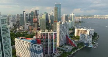Florida, ABD 'de Miami Brickell şehir merkezi manzarası. Modern Amerikan sahil şehrindeki yüksek gökdelen binalarıyla akşam gökdelenleri.