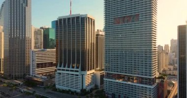 Miami Brickell 'in şehir merkezi, Florida, ABD gün batımında. Modern Amerikan megapolis 'indeki yüksek binaların kentsel manzarası.