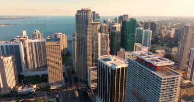 Florida, ABD 'deki Miami Brickell şehir merkezi. Modern Amerikan şehrindeki gökdelen binalarıyla akşam gökdelenleri