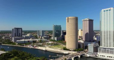 Uzun ofis binaları, otelleri ve palmiyeleri olan Tampa şehir merkezi Florida 'nın aydınlık gününde geniş caddelerde sıralanır.
