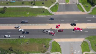 Acil müdahale ekipleri Florida 'daki bir trafik kazasında kurbanlara yardım ediyor. ABD 'deki ilk yardım ve kurtarma ekipleriyle trafik kazası.