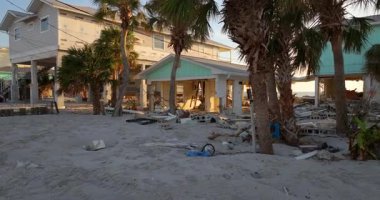 Milton Kasırgası Florida, Manasota Key 'deki rıhtım evinde şiddetli hasara yol açtı. Körfez kıyısındaki evim yıkıldı.