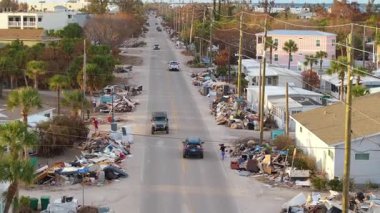 Milton Kasırgası 'ndan sonra Florida' daki Manasota Key Yolu 'nda enkaz yığınları var. Şiddetli hasar gören evlerin atıkları. Doğal afetin sonuçları.