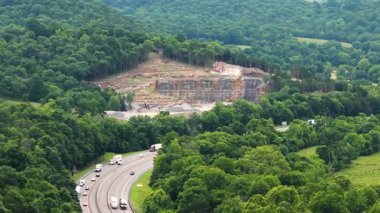 Kuzey Carolina, ABD 'deki Appalachian dağlarında inşaat endüstrisi için çakıl ocağı madeni.