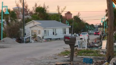 Florida, Englewood 'da Manasota Key' de Milton Kasırgası. Şiddetli hasarlı evlerin yol kenarındaki çöp yığınları. Doğal afetin sonuçları.