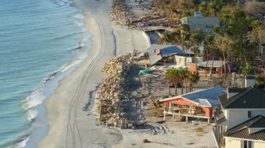 Yıkıma ya da onarıma ihtiyacı olan yıkılmış bir bina. Fırtına dalgaları ve rüzgâr yüzünden ev çatısı hasar gördü ve Florida 'da kasırga üstüne duvarlar çöktü.