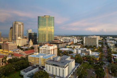 St. Petersburg, Florida 'nın havadan kentsel manzarası. Çağdaş binaları ve büyüyen silüeti olan şehir merkezi