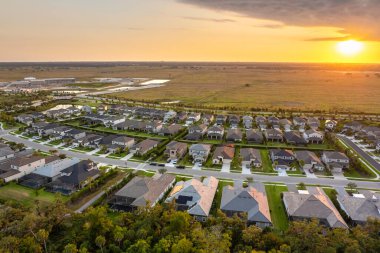 Florida 'nın güneybatısındaki küçük bir kasabadaki pahalı konutların hava manzarası. Amerikan banliyölerinde emlak gelişimine örnek olarak Amerikan rüya evleri.