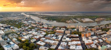 Savannah 'nın havadan görünüşü, Gürcistan' daki eski tarihi şehir. Geceleri Güney Amerika mimarisi.