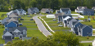 Amerikan banliyölerinde emlak gelişimine örnek olarak Amerikan rüya evleri. Rochester, New York 'taki yerleşim yerlerinin yukarıdan görüntüsü.