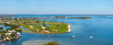 Boca Grande 'de yeşil çimenli büyük golf sahası güneybatı Florida' da Gasparilla Adası 'nda küçük bir kasaba..