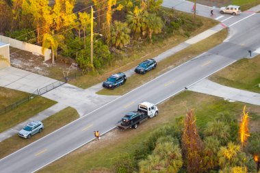 Çekicinin hasarlı araba taşıdığı bir araba kazası ve Amerikan caddesindeki kaza yerine yardım eden ilk müdahale ekipleri. ABD 'de trafik kazası..