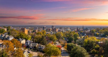 Güney Amerika 'daki tarihi şehir mimarisi. Gürcistan, Macon sokaklarının sonbahar sezonu manzarası