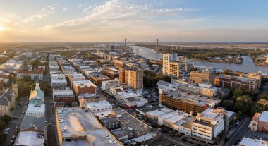 Georgia 'nın eski tarihi şehri Savannah. Günbatımında Güney Amerika şehir manzarası.