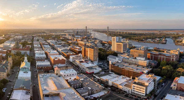Georgia 'nın eski tarihi şehri Savannah. Günbatımında Güney Amerika şehir manzarası.