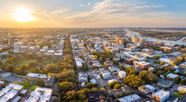 Savannah, Georgia 'da. Gün batımında ABD şehir manzarası.