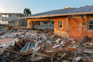 Fırtına, kasırga sonrası okyanus kıyısındaki konut evlerinde şiddetli hasara yol açıyor. Florida 'da doğal afet sonuçları.