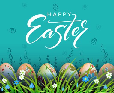 Paskalya mavisi kompozisyonu, çimenlerin üzerinde çiçeklerle çok renkli yumurtalar.