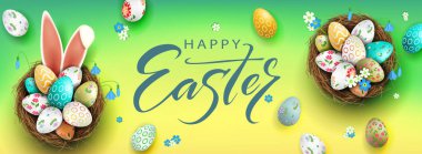 Yeşil ve sarı gölgeli Paskalya kompozisyonu sepette yumurtalar, tavşan kulakları, kardelen çiçekleri.