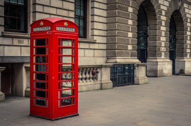 Londra, İngiltere Eylül 2017: Westminster, İngiltere 'deki kırmızı telefon kulübesi.