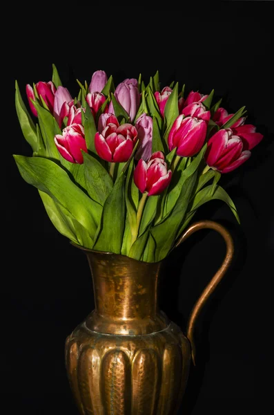 Váza z červené a růžové tulipány — Stock fotografie
