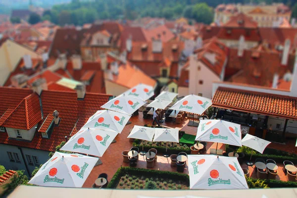 Minyatür etkisi ile küçük bir kafenin fotoğrafı