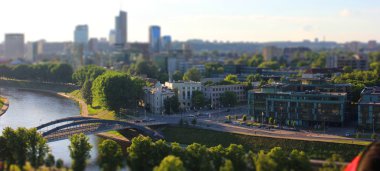 Minyatür etkisi ile nehir ve köprü fotoğrafı