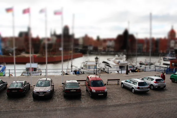 Minyatür etkisi ile araba ve nehir fotoğrafı