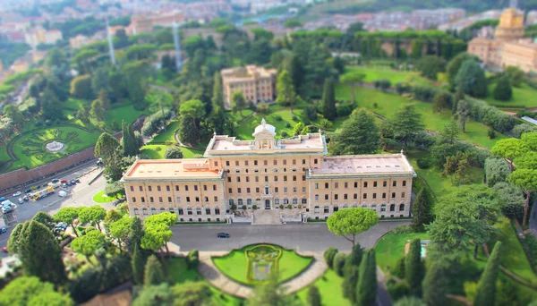 Minyatür etkisi ile Vatikan Fotoğrafı. Basilica Sancti Petri çatısından görünümü. Cappella di Santa Maria Regina della Famiglia