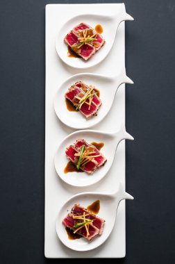 Ton balığı Tataki Sushi ortalanan görünümü