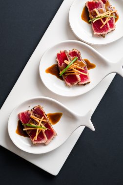 Ton balığı Tataki üst görünümü