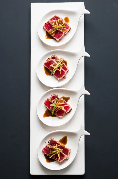 Tonhal Tataki Sushi tetején középen megtekintése — Stock Fotó
